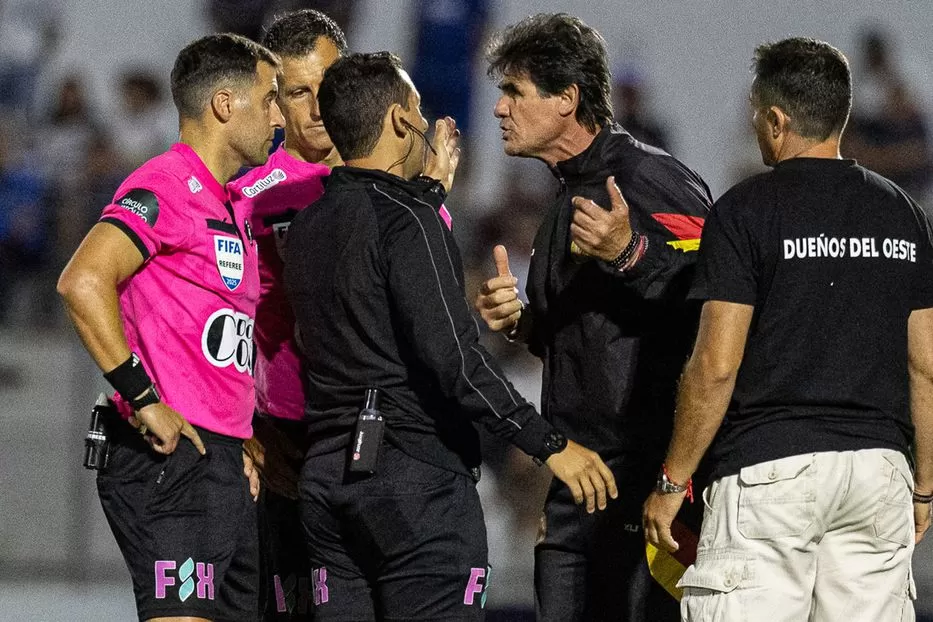 Imagen de Apertura: Leonel Rocco fue suspendido por dos partidos y los grandes otra vez multados