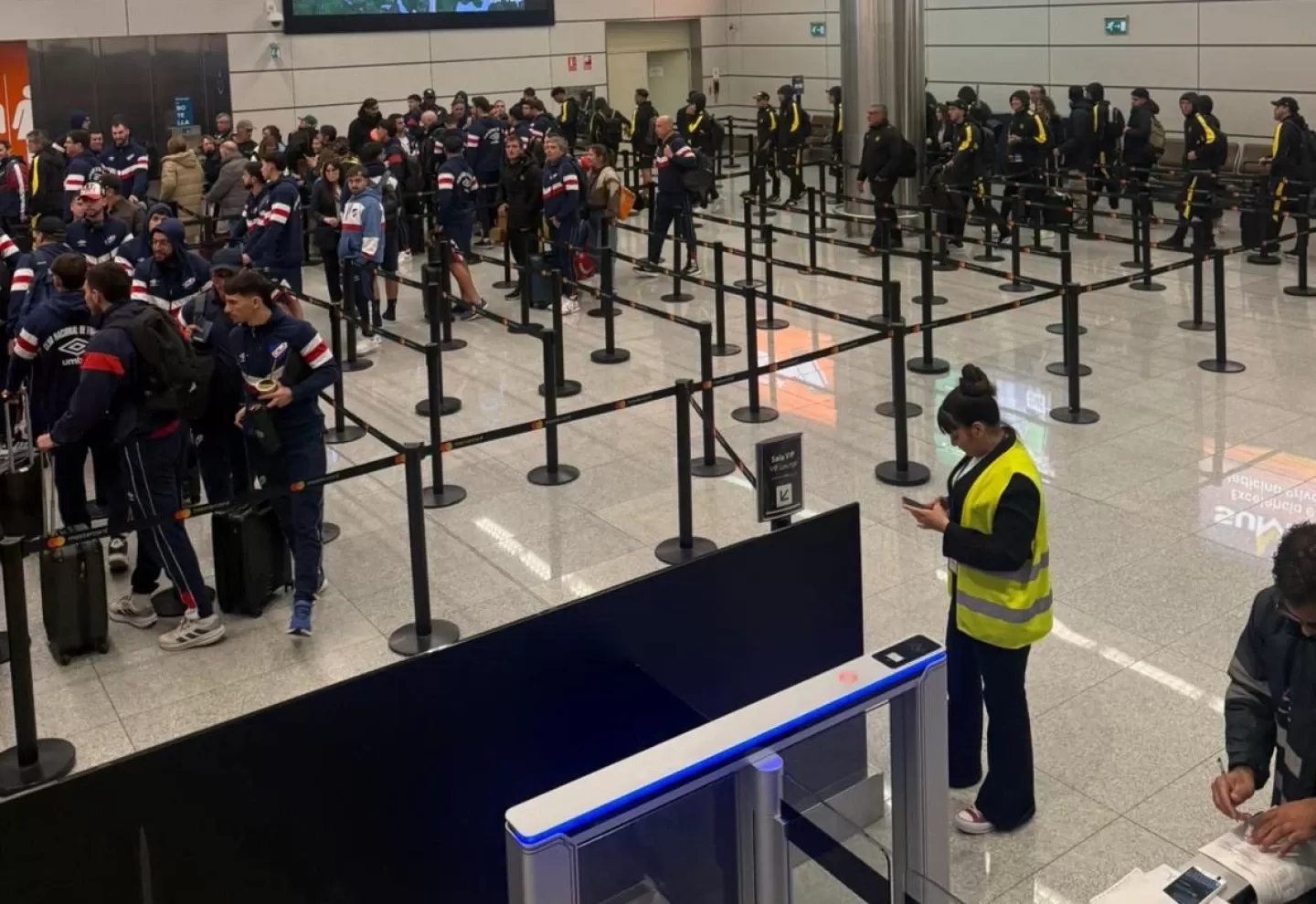 Imagen de Clásico en el aeropuerto: Nacional y Peñarol llegaron juntos a Montevideo tras una dura semana de Libertadores