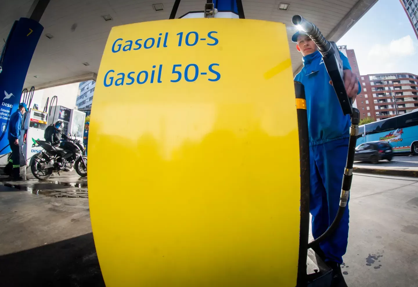 Imagen de Combustibles: precio de referencia marca subas de dos dígitos en gasoil y un dígito en naftas; el gobierno resuelve