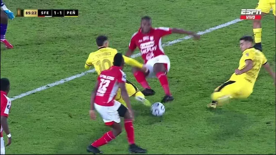 Imagen de El penal que reclamó Peñarol en Bogotá y la queja de Leo Fernández: “Me rompió el zapato”