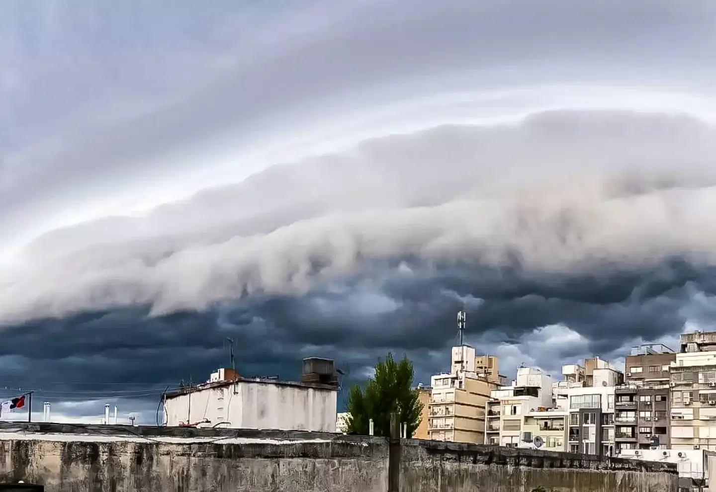 Imagen de Inumet emitió una alerta naranja por tormentas fuertes: las zonas afectadas y cuándo llega el frente frío