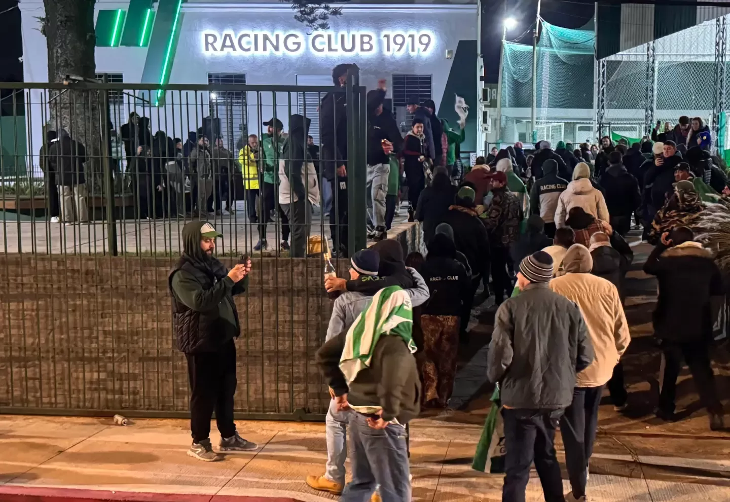 Imagen de La intimidad de Racing campeón del Apertura: mancomunión, plena en vivo y un jugador en bici en la ruta
