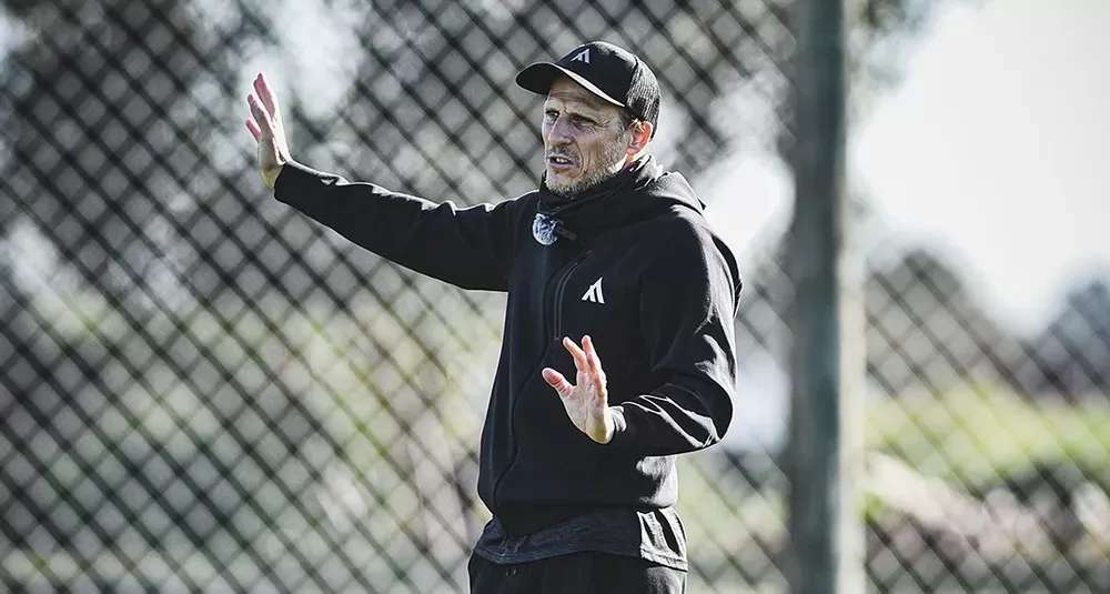 Imagen de La selección uruguaya anunció oficialmente a Diego Forlán como el nuevo entrenador de la mayor y la sub 20, días después de comenzar a trabajar en el Complejo Celeste