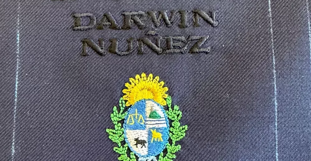 Imagen de Los jugadores de la selección uruguaya, y directivos de AUF, que ya tienen el escudo para los trajes que lucirán en el Mundial 2026; mirá las fotos de la diseñadora Gabriela Hearst