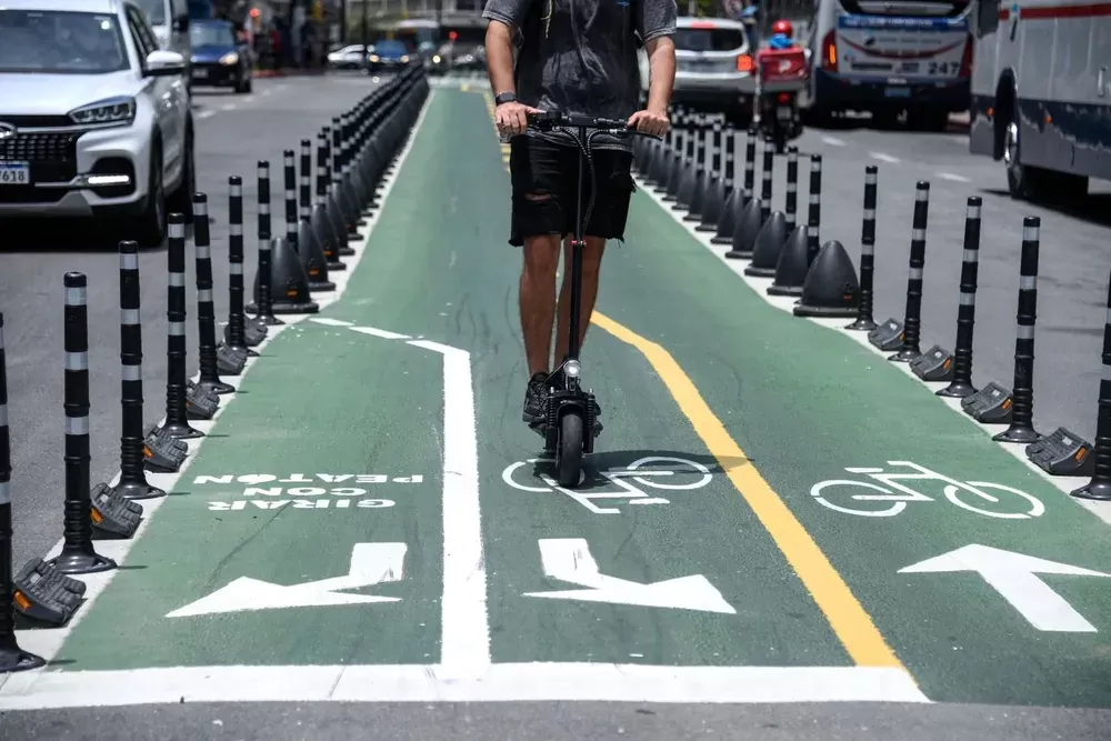 Imagen de Regulación de monopatines en Montevideo: normativa aclara uso de casco, por dónde deben circular y cuáles son los límites